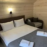 Dykyi Med Hotel Tatariv